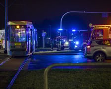 Tramwaj nr 10 wjechał w bok autobusu nr 107. Cztery osoby są lekko ranne
